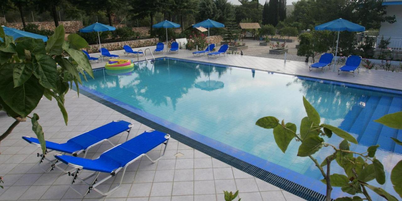 Blue White Apartments - Kefallonia Poolside Retreats スパルティア エクステリア 写真
