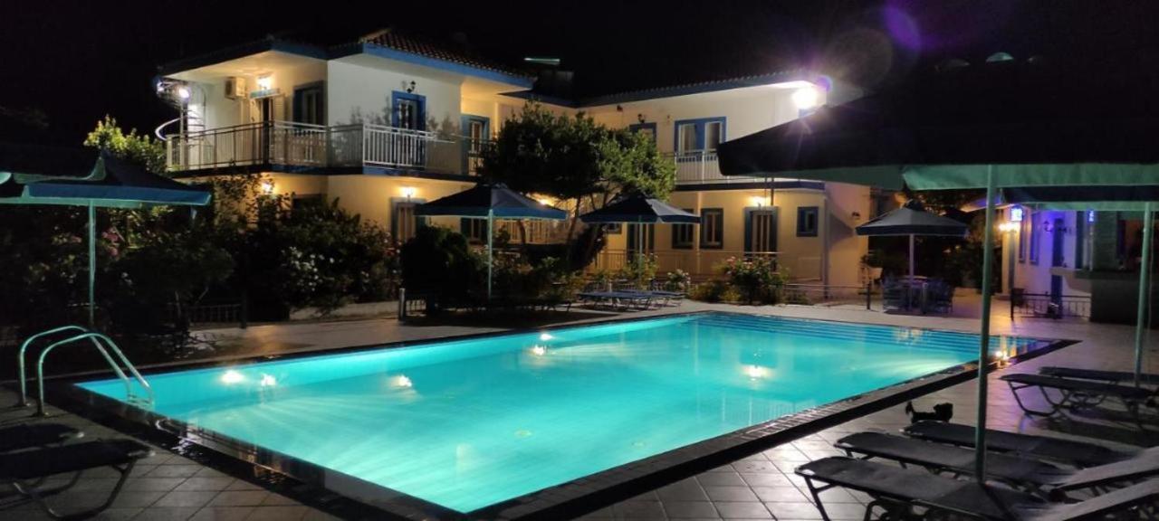Blue White Apartments - Kefallonia Poolside Retreats スパルティア エクステリア 写真