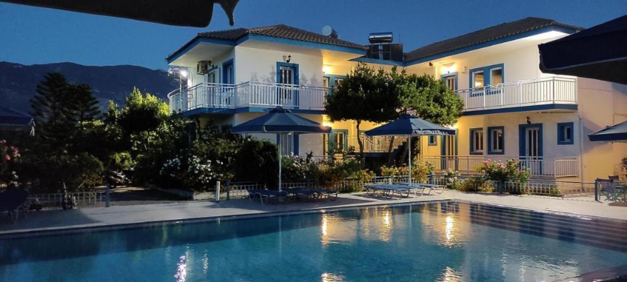 Blue White Apartments - Kefallonia Poolside Retreats スパルティア エクステリア 写真