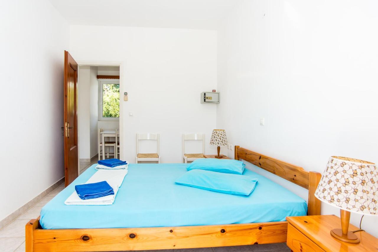 Blue White Apartments - Kefallonia Poolside Retreats スパルティア エクステリア 写真