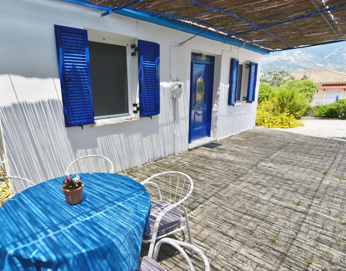 Blue White Apartments - Kefallonia Poolside Retreats スパルティア エクステリア 写真