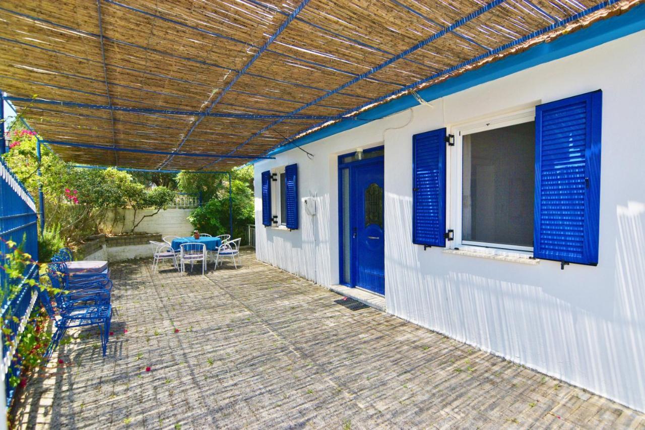 Blue White Apartments - Kefallonia Poolside Retreats スパルティア エクステリア 写真