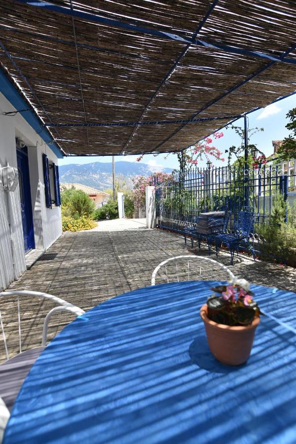 Blue White Apartments - Kefallonia Poolside Retreats スパルティア エクステリア 写真