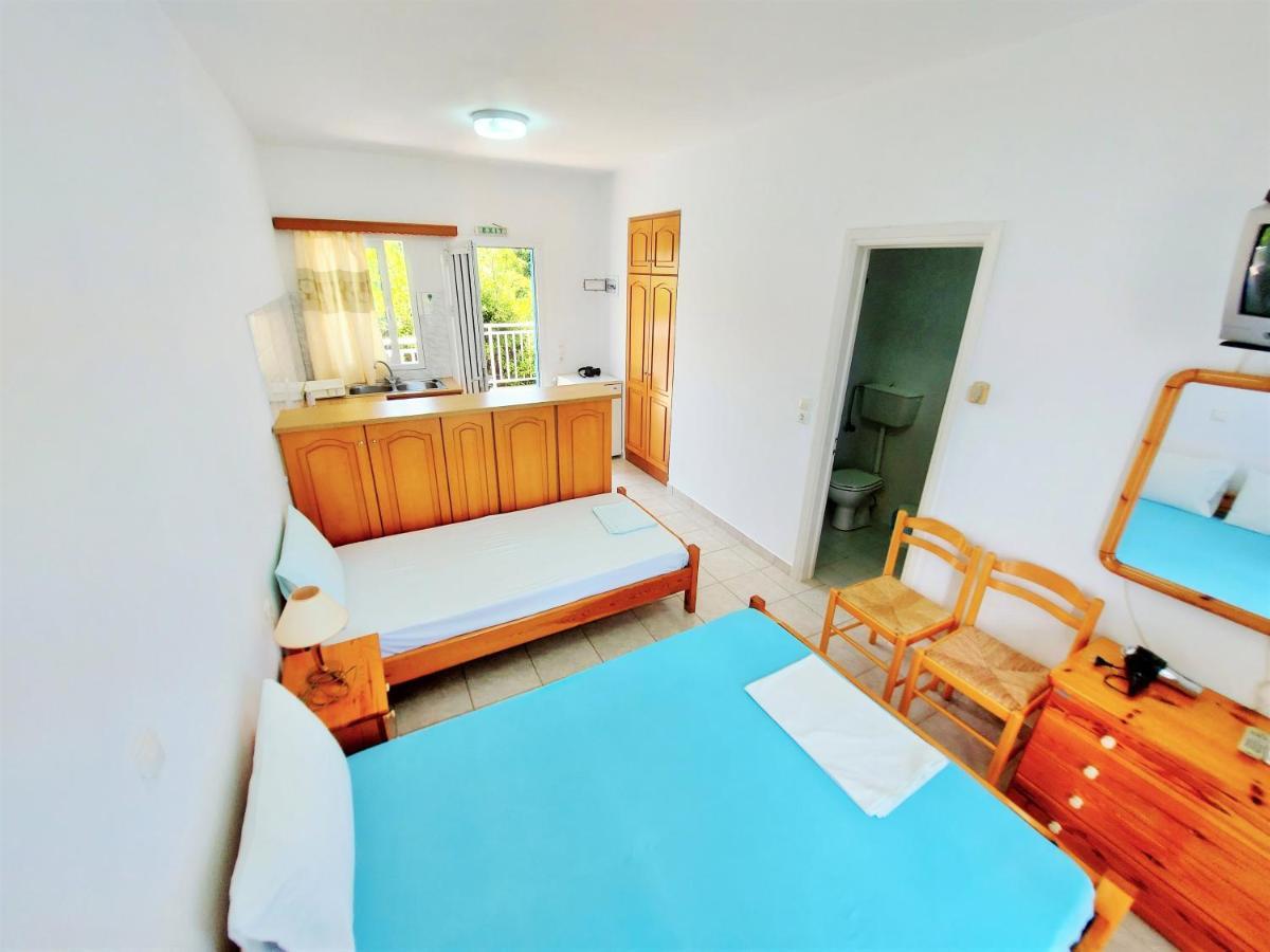 Blue White Apartments - Kefallonia Poolside Retreats スパルティア エクステリア 写真