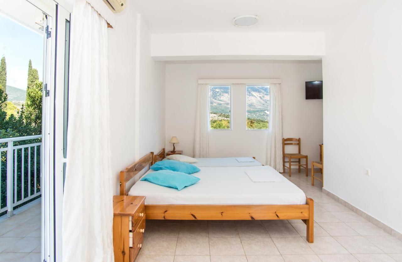 Blue White Apartments - Kefallonia Poolside Retreats スパルティア エクステリア 写真