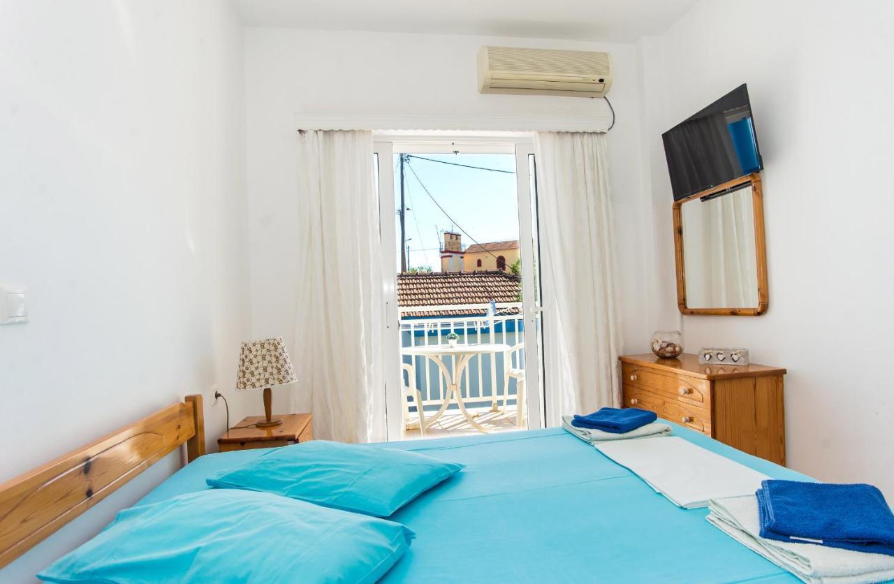 Blue White Apartments - Kefallonia Poolside Retreats スパルティア エクステリア 写真