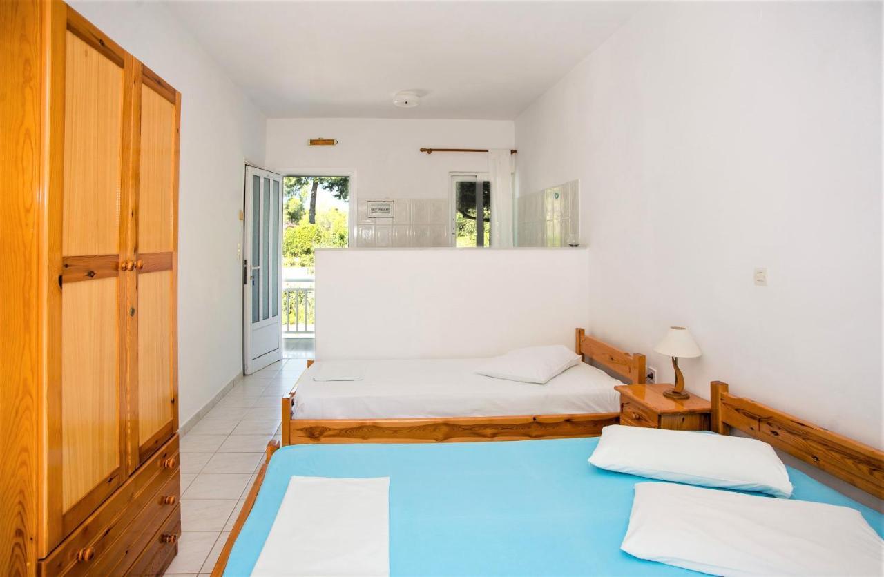 Blue White Apartments - Kefallonia Poolside Retreats スパルティア エクステリア 写真
