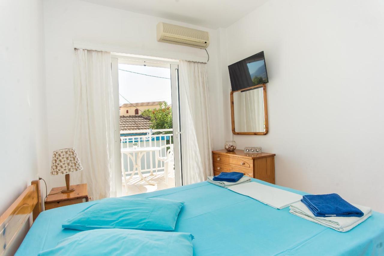 Blue White Apartments - Kefallonia Poolside Retreats スパルティア エクステリア 写真