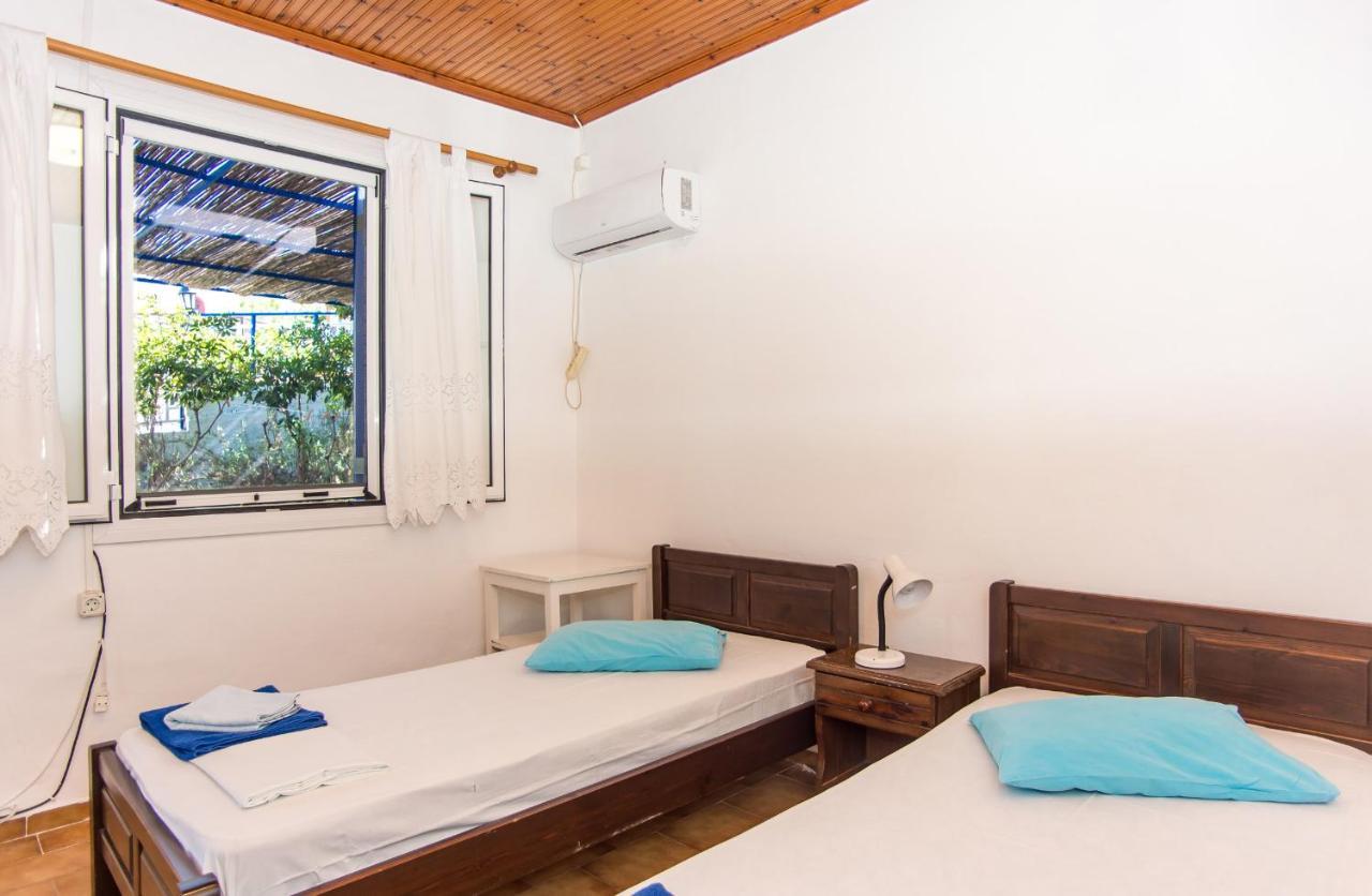 Blue White Apartments - Kefallonia Poolside Retreats スパルティア エクステリア 写真